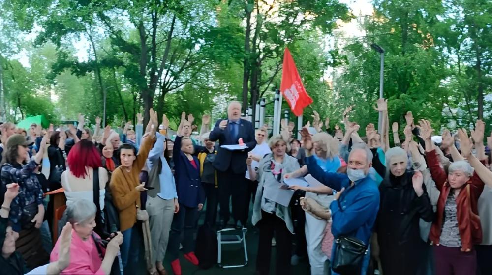 Москва. Массовая депутатская встреча в Лосиноостровском районе. Сергей Обухов поддержал требования против строительства "автобана"