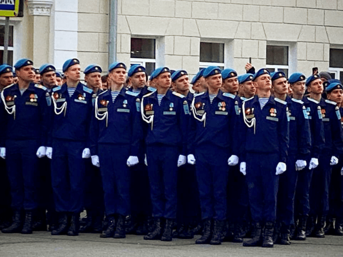 Нижегородские коммунисты наградили кадетов медалями за участие в Параде Победы