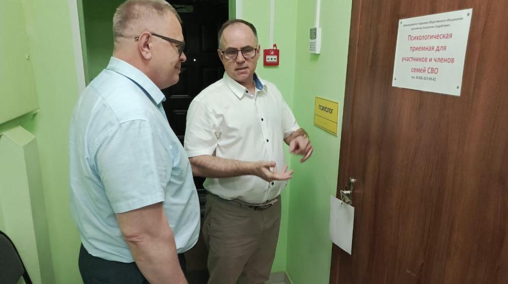 Руководитель фракции КПРФ в Мособлдуме Александр Наумов встретился с психологами-добровольцами из Домодедова