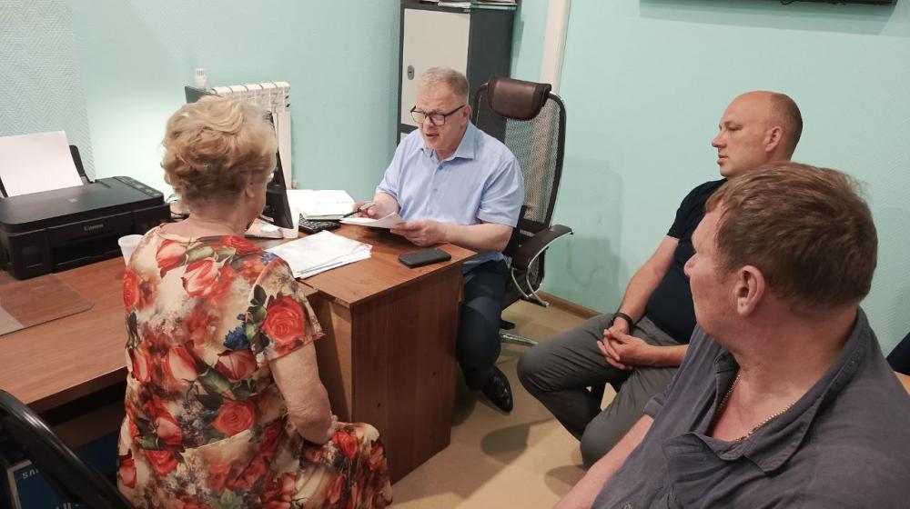 Руководитель фракции КПРФ в Мособлдуме Александр Наумов провел прием граждан в Озёрах