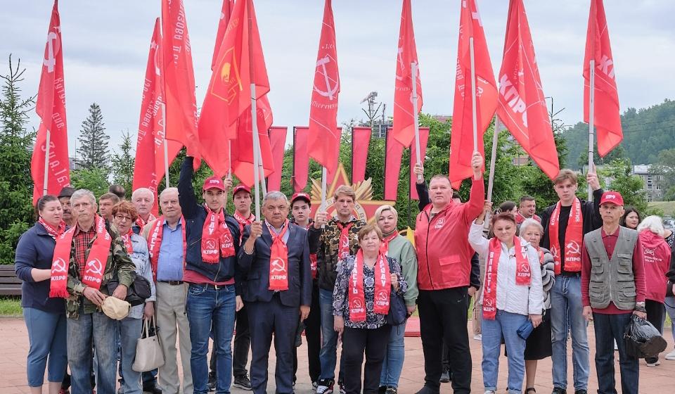 В Красноярске возложили цветы в Народном парке Героев