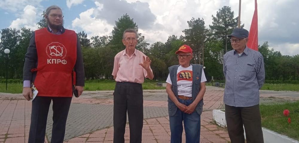 Омская область. Коммунисты почтили память красногвардейцев в Марьяновке