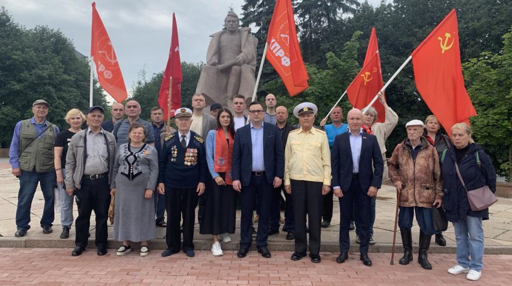 Коммунисты Калининградской области почтили память погибших в Великой Отечественной войне