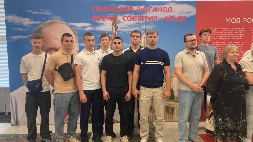 Молодые спортсмены Московской области посетили выставку, посвящённую лидеру Коммунистической партии Г.А. Зюганову