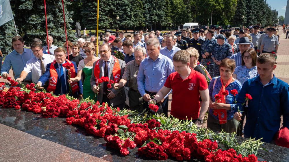 Н.Н. Иванов 22 июня принял участие в церемонии возложения цветов и венков на Мемориале памяти павших в Курске