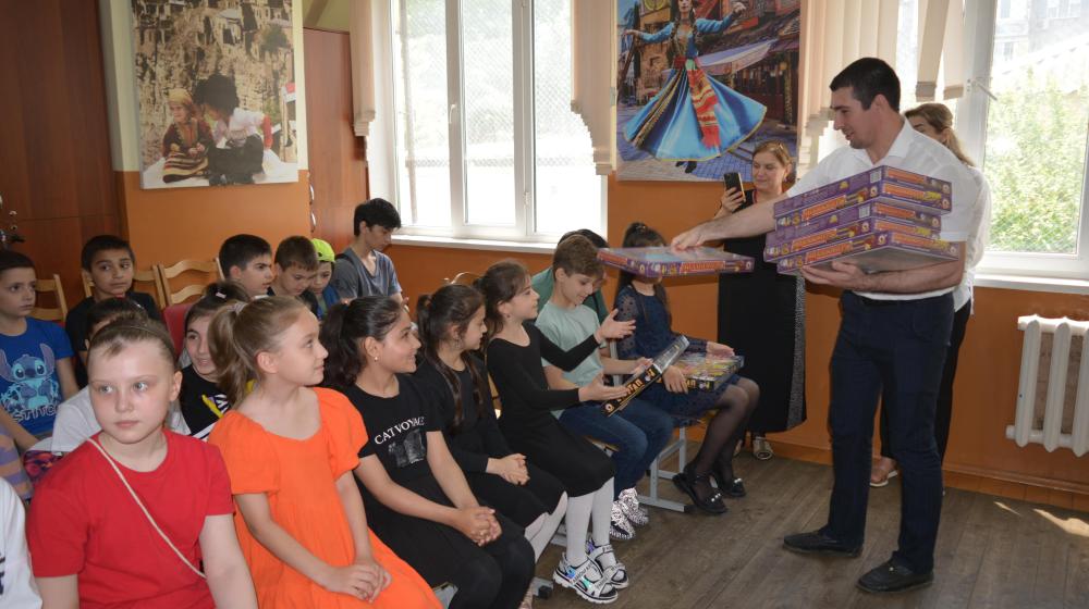 Коммунисты и комсомольцы Дагестана поздравили детей с Международным днем защиты детей