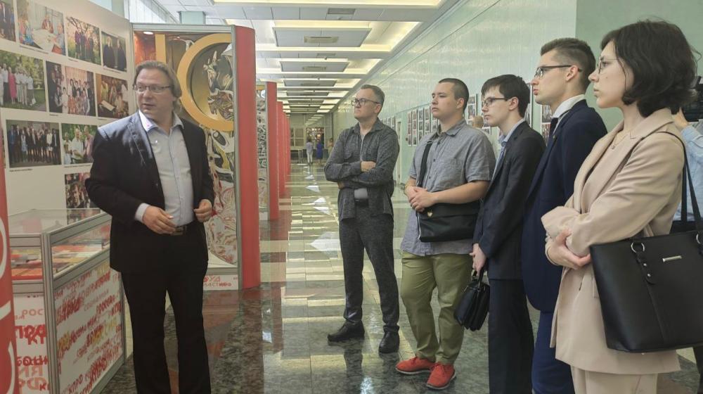 Комсомольцы Московского горкома Комсомола посетили выставку, посвящённую жизни и деятельности Геннадия Андреевича Зюганова