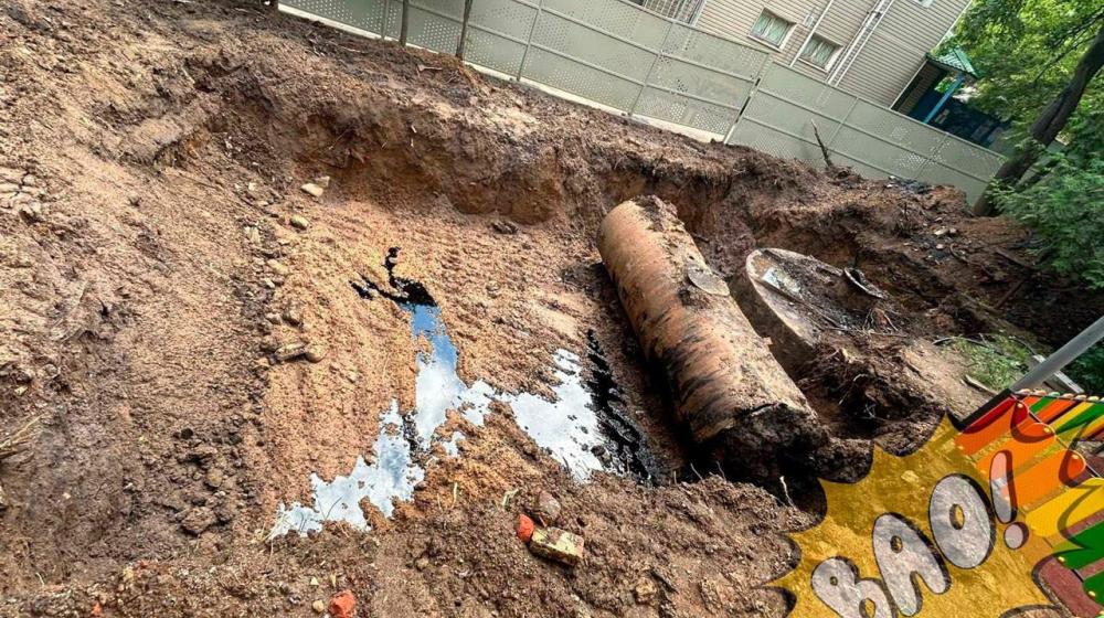 Москва. Народная приемная КПРФ в ВАО. Нефтепродукты на детской площадке