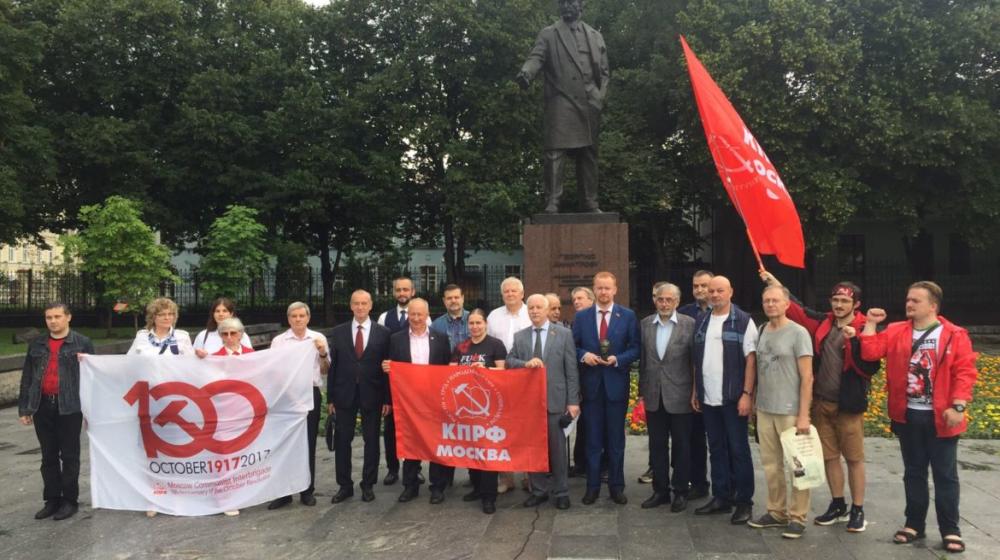 Столичные коммунисты возложили цветы к памятнику Г.М. Димитрову