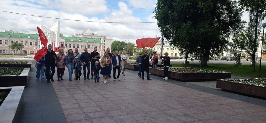 Вологодские коммунисты возложили цветы к Вечному огню