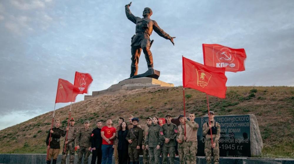 Комсомольский актив ЛНР собрался в 4 утра на месте подвига политрука Еременко