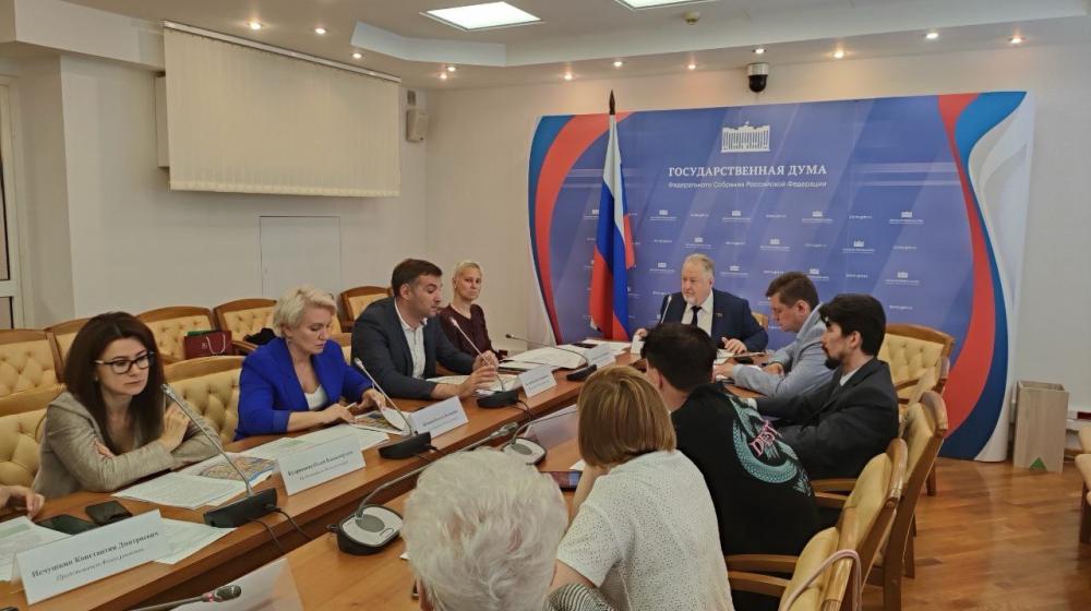 Москва. Депутат Обухов организовал обсуждение проблем Гольяново в Госдуме: диалог о дорогах и реновации на Байкальской