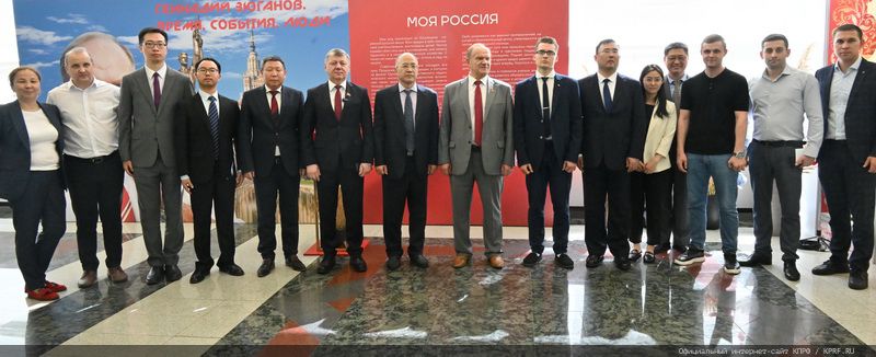 Г.А. Зюганов провел экскурсию по выставке в Госдуме для китайской делегации
