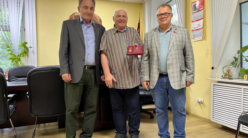 Секретари подмосковного Обкома вручили награду Мособлдумы сотруднику МК КПРФ Валерию Саликову