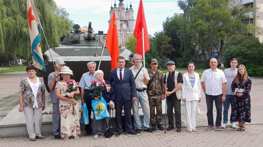 Калуга. Коммунисты поздравили ветеранов с Днём Военно-Морского Флота