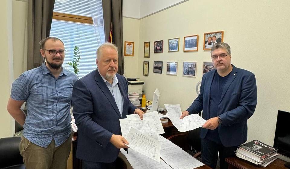 Москва. Народная приемная КПРФ в ВАО. Руки прочь от парка Сокольники. Депутату Обухову в Госдуме передан очередной пакет с подписями в защиту парка