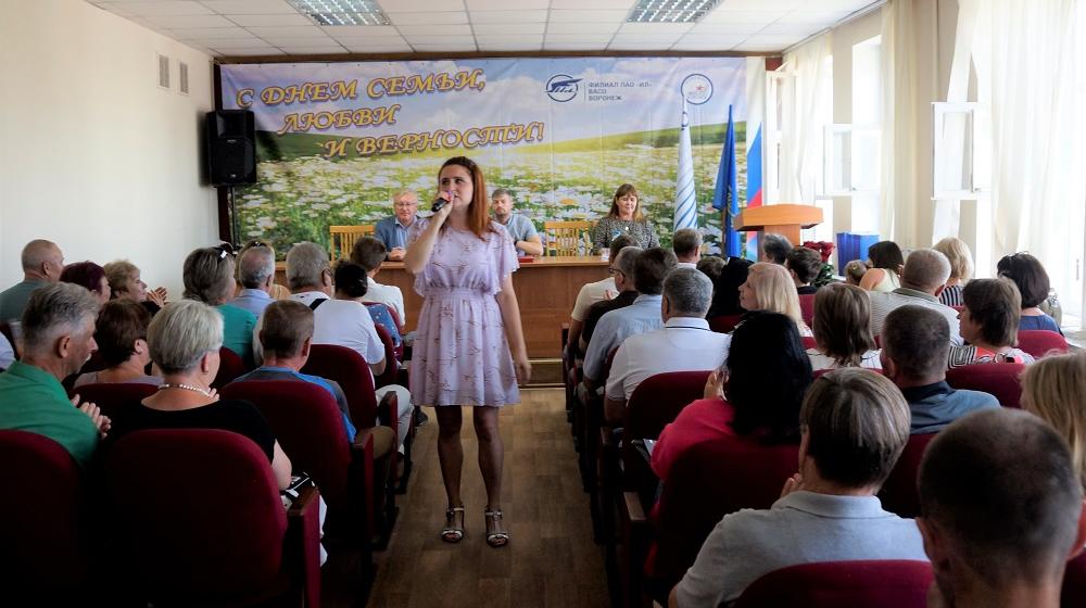 В Воронеже авиастроителей поздравили с Днем семьи депутаты-коммунисты