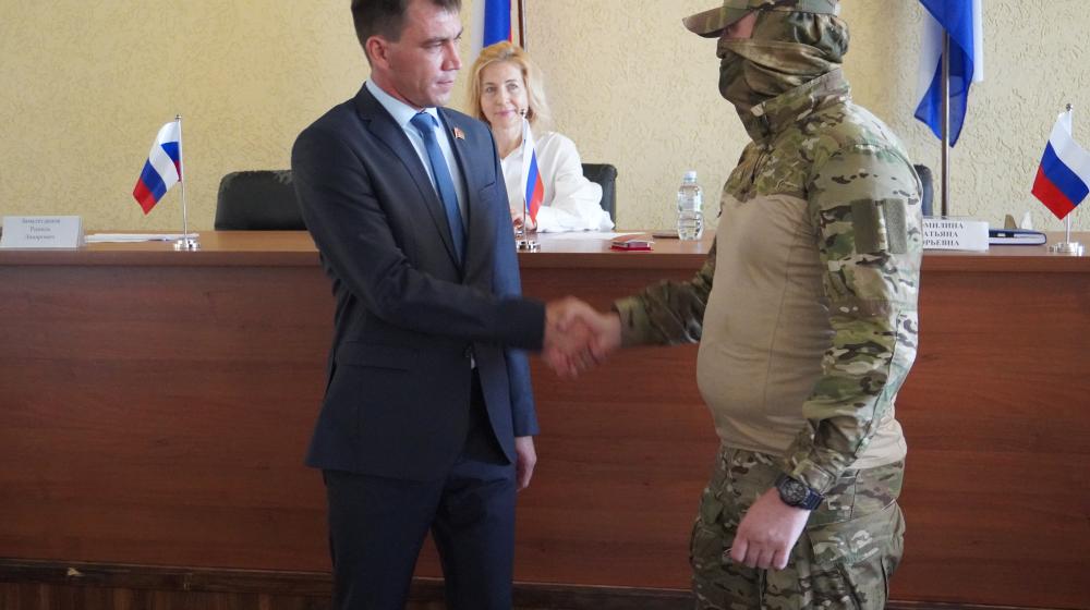 Херсонская область. Лидера местных коммунистов Рамиля Замалетдинова наградили медалью Министерства обороны России