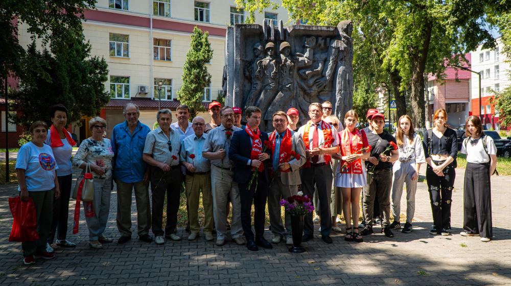 Курск. Н.Н. Иванов провел церемонию возложения цветов к памятнику героям-комсомольцам в честь 100-летия со дня присвоения комсомолу имени В.И. Ленина