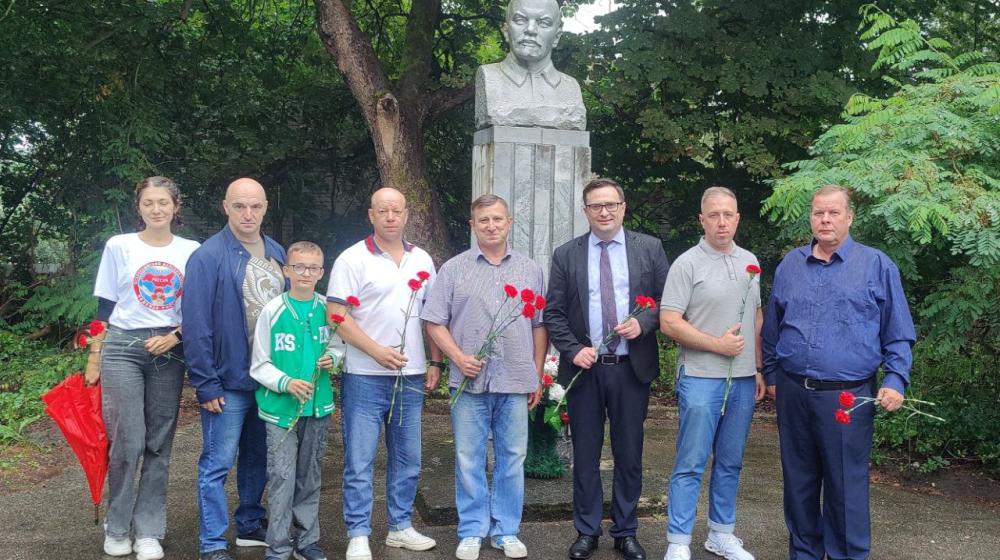 Калининградские коммунисты в День ВМФ провели автопробег "За нашу Победу!"
