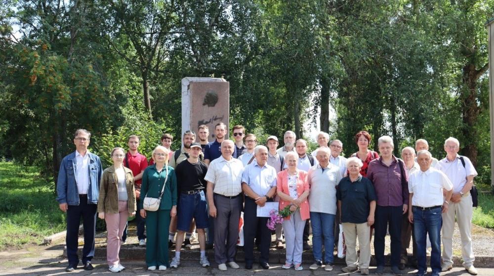 Ярославские коммунисты и комсомольцы посетили дом-музей в Горках Ленинских