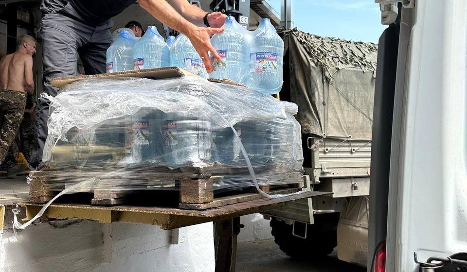 КПРФ передала воду для солдат армии России