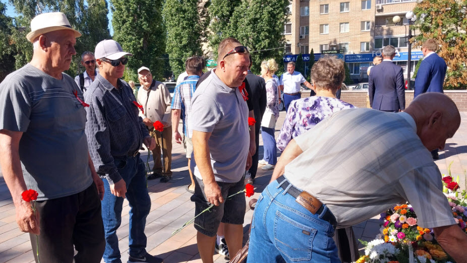 Саратовская область. Коммунисты Балаково возложили цветы к монументу строителям пяти Всесоюзных ударных комсомольских строек