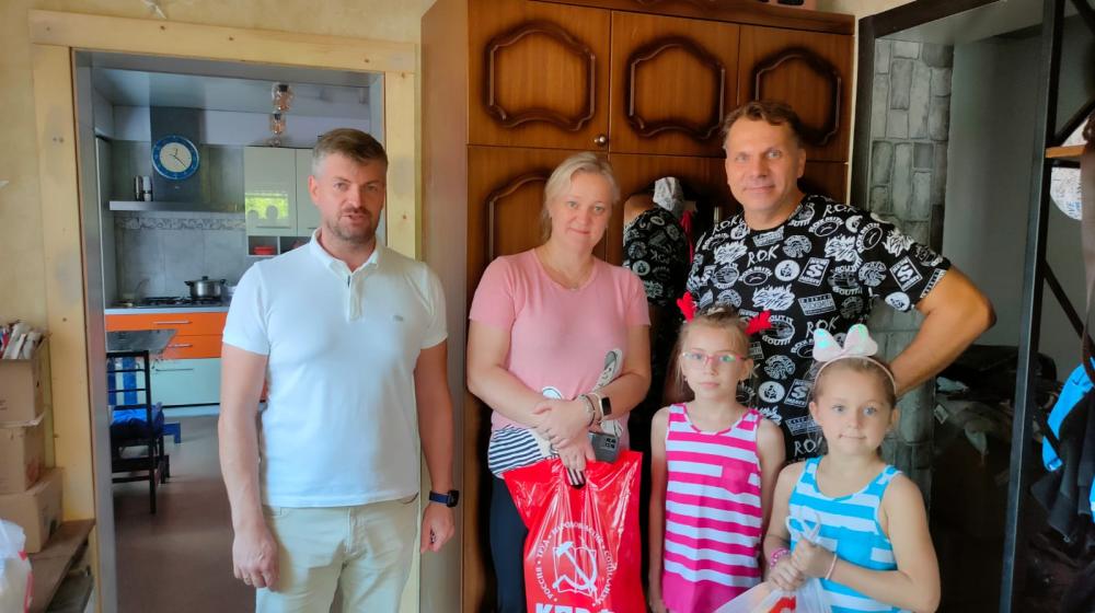 Воронеж. Детям из многодетной семьи Серовых помогли приготовиться к школе депутаты Сергей Гаврилов и Владимир Калинин