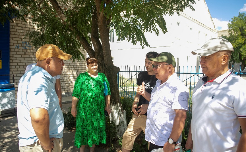 Первый секретарь Калмыцкого рескома партии Николай Нуров и кандидат на должность Главы Калмыкии Михаил Намруев провели встречи с избирателями в Сарпинском и Малодербетовском районах