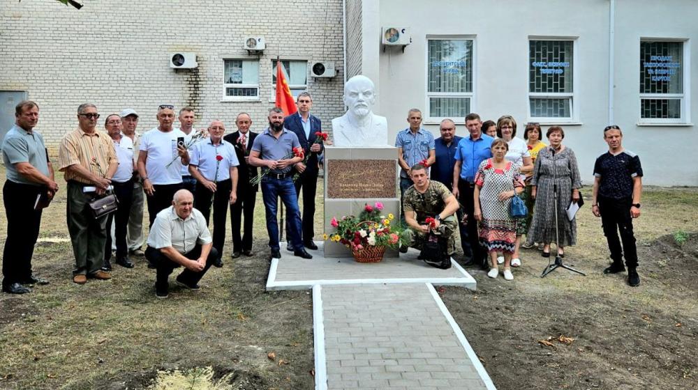 ЛНР. В освобожденном райцентре Меловое установлен бюст В.И. Ленина