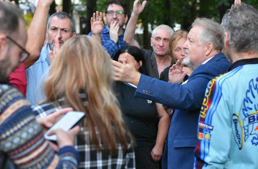 Москва. Народная приемная КПРФ в ВАО. В Северном Измайлово жителям ни минуты покоя из-за реновационной стройки. Протестная встреча с депутатом С.П.Обуховым