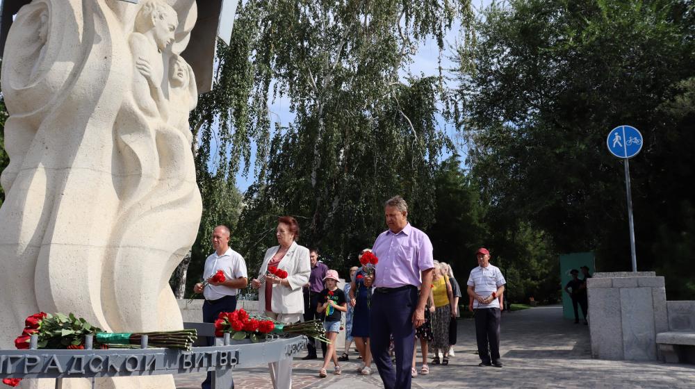 Сталинградские коммунисты провели акцию в память о погибших мирных жителях Сталинграда
