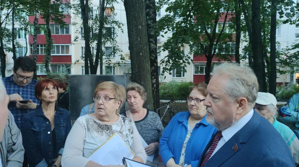 Москва. Народная приемная КПРФ в ВАО. В Северном Измайлово жителям ни минуты покоя из-за реновационной стройки