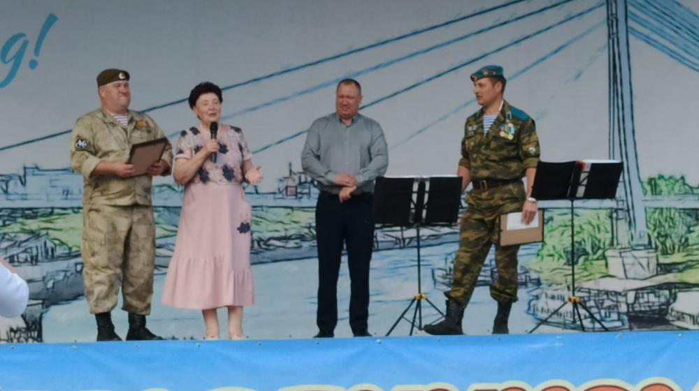 Лидер коммунистов Тюменской области Тамара Казанцева поздравила вокальную группу «Десантура» с 15-летием
