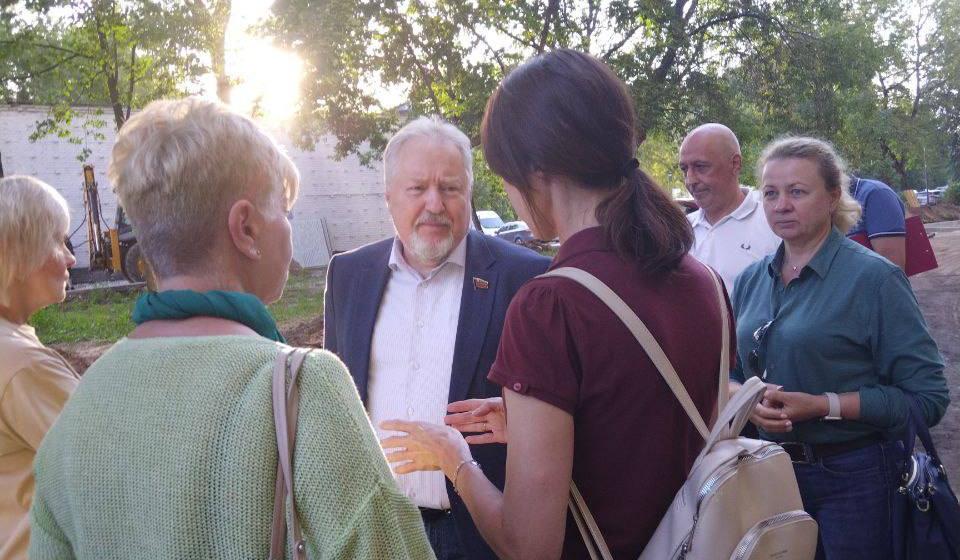 Москва. Народная приемная КПРФ в ВАО.  Строительный беспредел в Ивановском - депутат вмешался в ситуацию