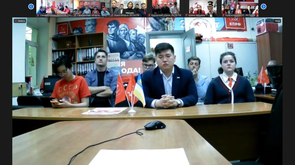 Глава Республики Хакасия Валентин Коновалов поделился опытом работы с комсомольским активом