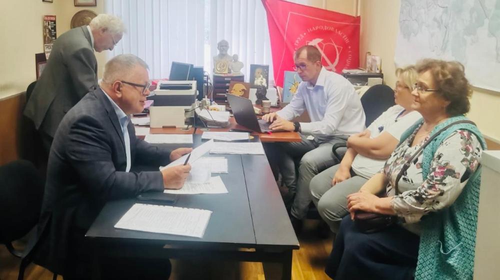 Руководитель фракции КПРФ Александр Наумов провел прием граждан в Ленинском городском округе