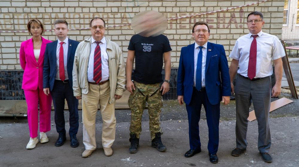 Курская область. Делегация КПРФ во главе с Н.Н. Ивановым посетила военный госпиталь и передала гуманитарную помощь