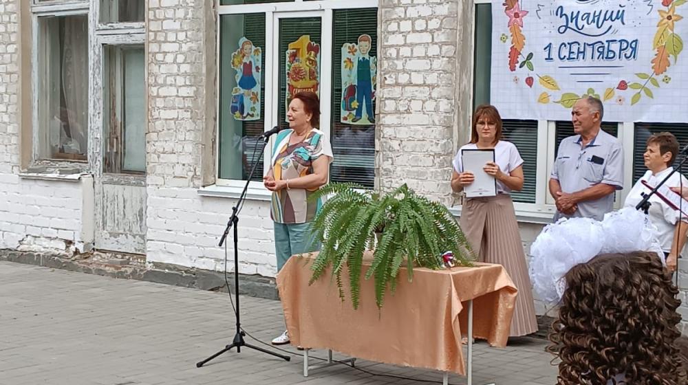 Фракция КПРФ облдумы побывала в сельских школах Волгоградской области и поздравила с началом нового учебного года