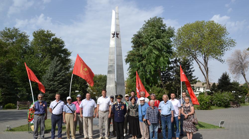 Астраханские коммунисты возложили цветы в честь окончания Второй мировой войны
