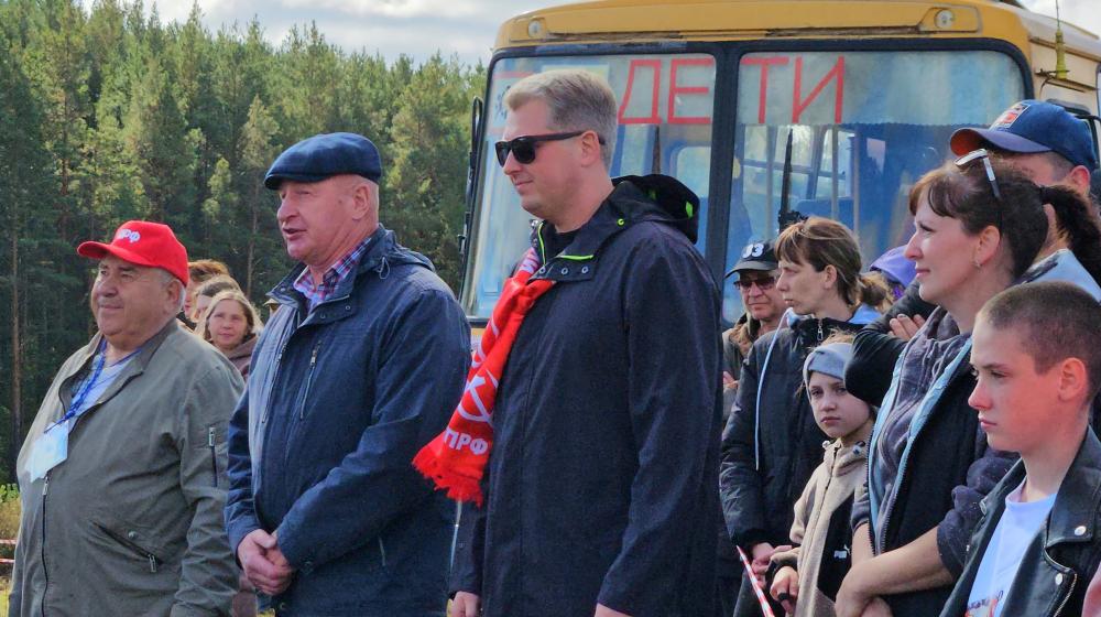 Свердловская область. Кубки и призы от КПРФ получили победители мотокросса в селе Черемисское