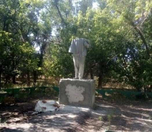 В поселке Модин Озинского района Саратовской области произошел вопиющий акт вандализма: был уничтожен памятник основателю советского государства В.И. Ленину