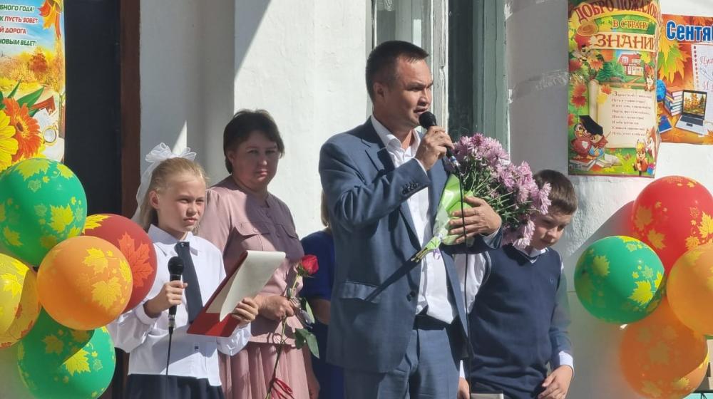 Марий Эл: депутат Госдумы Сергей Казанков помог сельской школе обновить парты