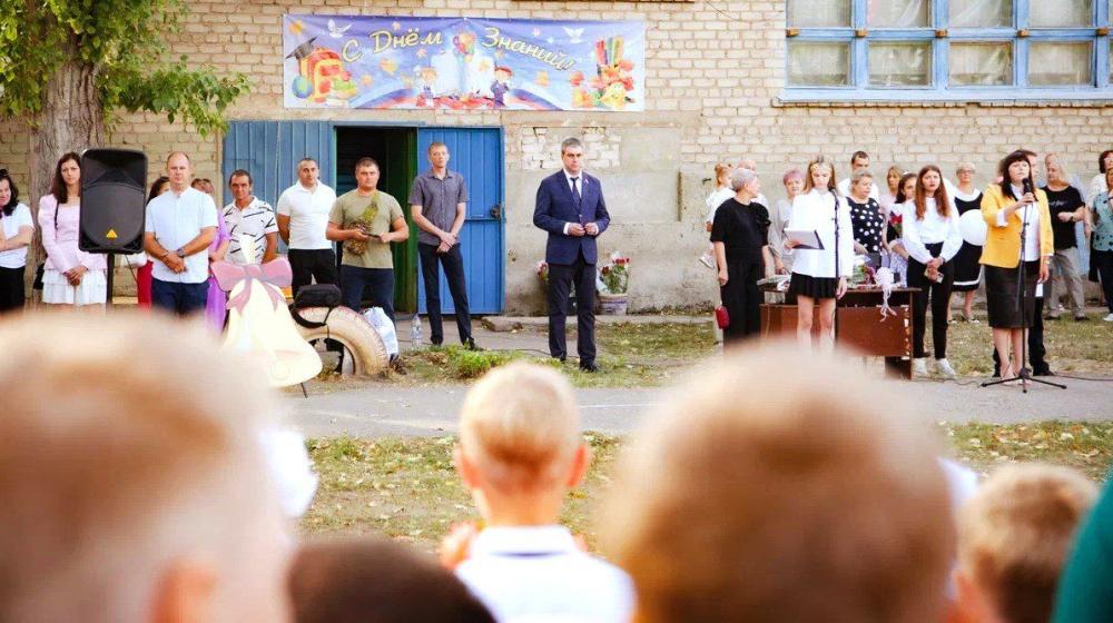 Депутаты от КПРФ поздравили с Днем знаний школьников и студентов ЛНР