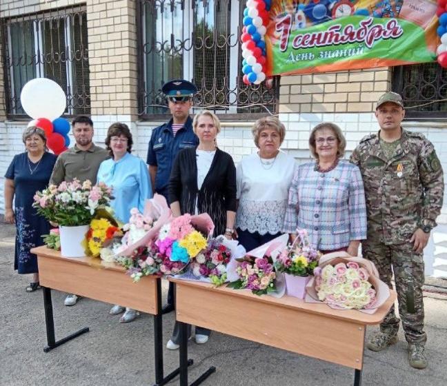 Саратовская область. В День знаний О.Н. Алимова выступила на школьной линейке