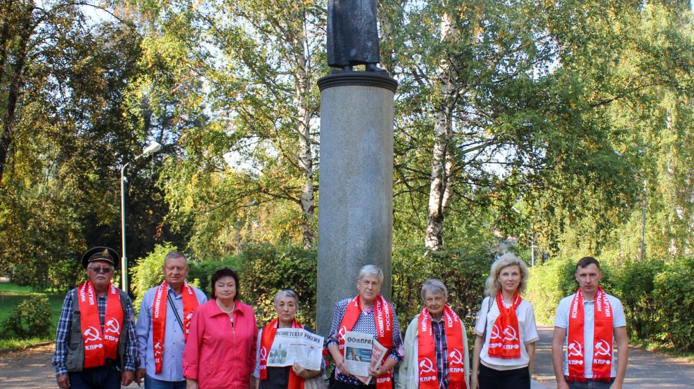 Ижевские коммунисты возложили цветы к памятнику Феликсу Дзержинскому