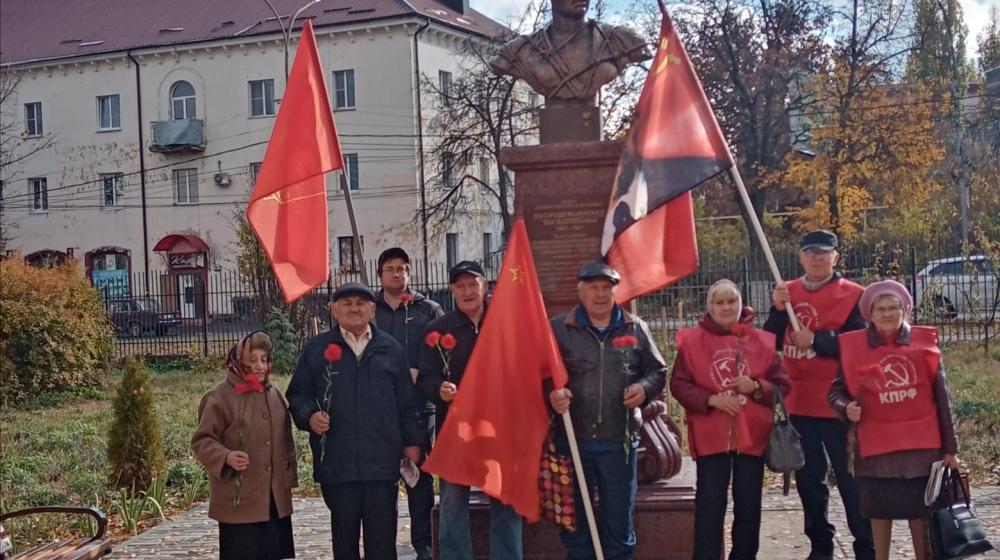 Тамбовские коммунисты отметили День рождения комсомола у памятника Зое Космодемьянской