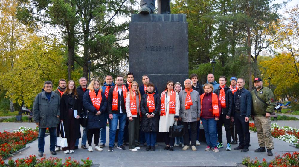 Коммунисты Перми провели возложение цветов к памятнику Владимиру Ильичу Ленину