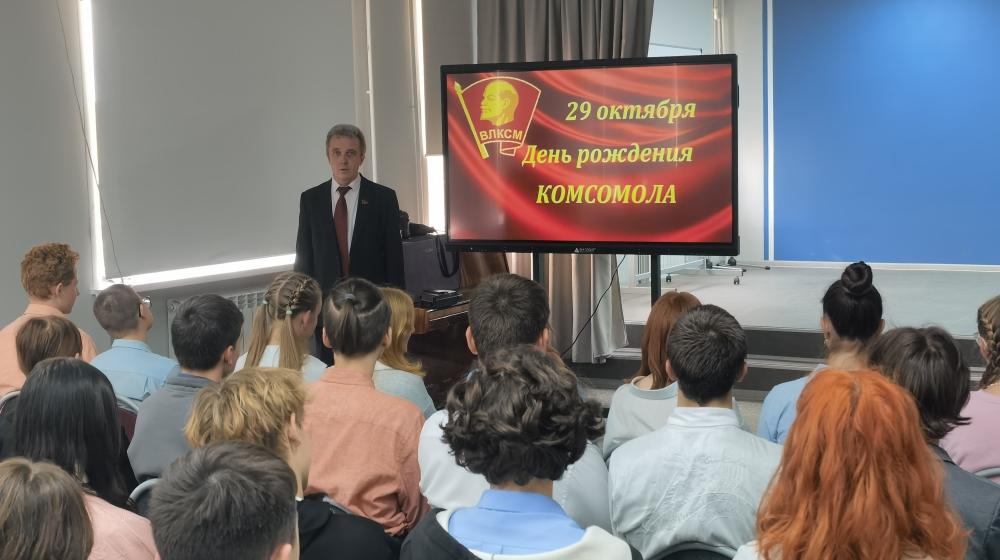 Воронежская область. Расправив упрямые плечи, вперёд комсомольцы идут