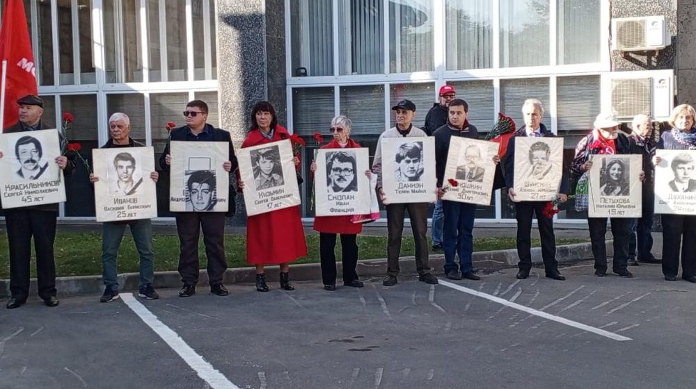 Москва. У «Останкино» состоялось памятное мероприятие, посвященное трагедии октября 1993 года